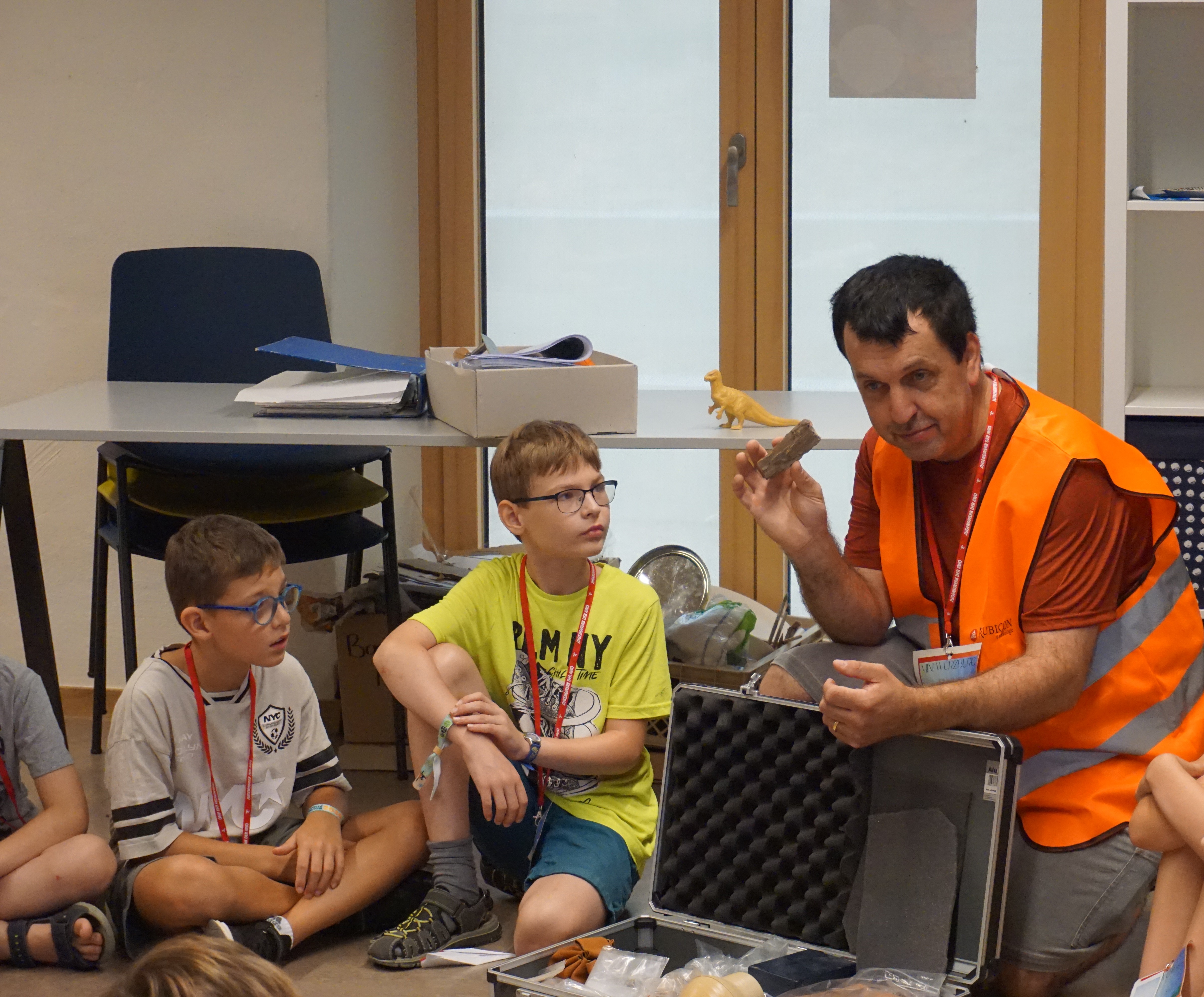 Martin Straßburger from Rubicon Archäologie introducing archaeology to the children at Mini Würzburg